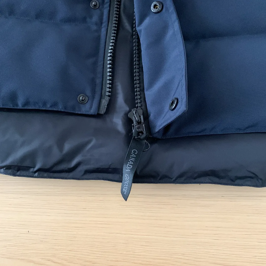 Style number: Y 138 𝑪𝒂𝒏𝒂𝒅𝒂 𝑮𝒐𝒐𝒔𝒆Canada Goose counter level! Canadagoose/Canada Goose New Arrival "2078APPSeries" down vest for men and women Material list: 1⃣ Original custom-made double plain 9500-100% nylon nylon fabric 2⃣ Original YKK zipper, non-sub-factory product 3⃣ National standard 80% white duck down from Guangzhou Inspection, (zp uses 80% white duck down/any boasts of 90% are fake) Material analysis characteristics: 1⃣ Original factory/9500-100% nylon 100% nylon Lurex yarn is actually 100% nylon, which is rarely pure now. Most of them are mixed with cotton thread or polyester. Our top original version is developed in accordance with ZP and uses the same material. 2⃣ As we all know, the original version uses 80% white duck down. The fill power refers to the cubic inches of volume occupied by each ounce (30 grams) of down under certain conditions. If the space occupied by one ounce of down is cubic inches, the fill power of the down is called . So we can simply understand it as: fill power is the volume of down, and the volume of down is fill power. The higher the fill power of down, it means that under the same filling amount, down can fix a larger volume of air layer to keep warm and insulate, so the warmth retention of down is better. Size:XS-2XL Color: Navy Blue Beige Gray Black Red Label Black Black Label